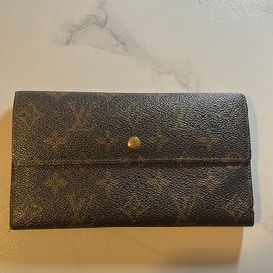 Authentic Louis Vuitton, Sarah wallet in monogram brown canvas